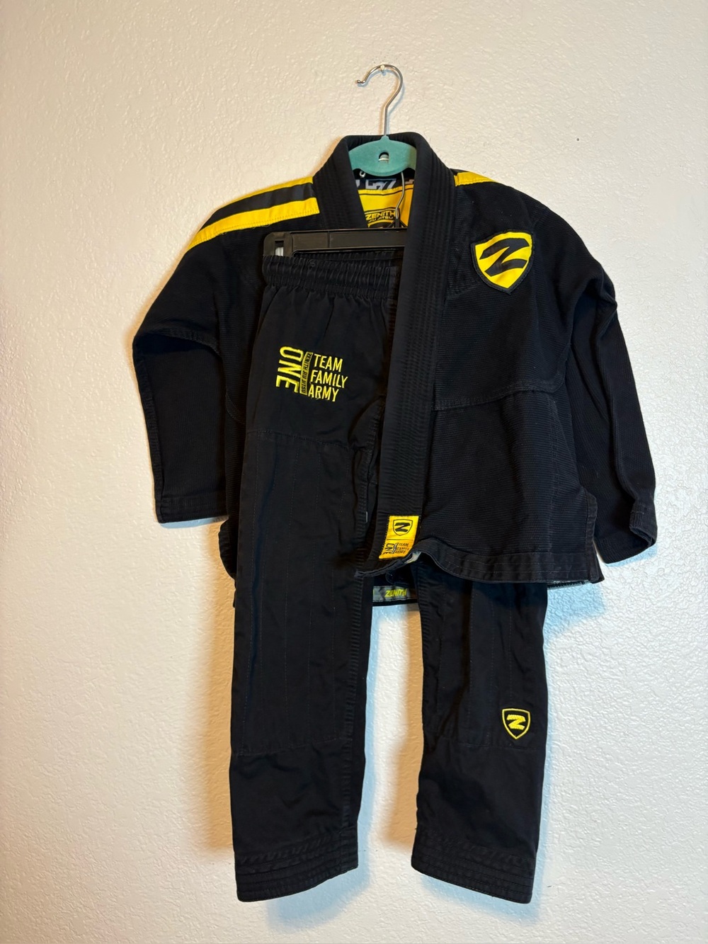 Zenith Jiu Jitsu Black Gi Youth Top and Pants Size M000